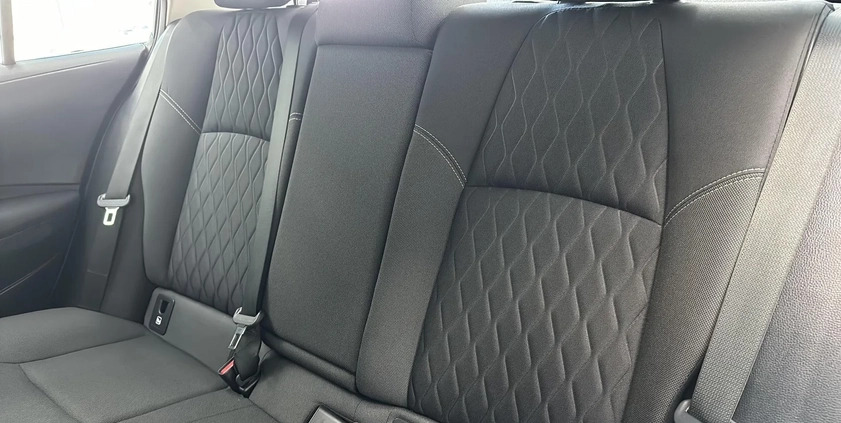 Toyota Corolla cena 76700 przebieg: 83000, rok produkcji 2019 z Chełmża małe 301